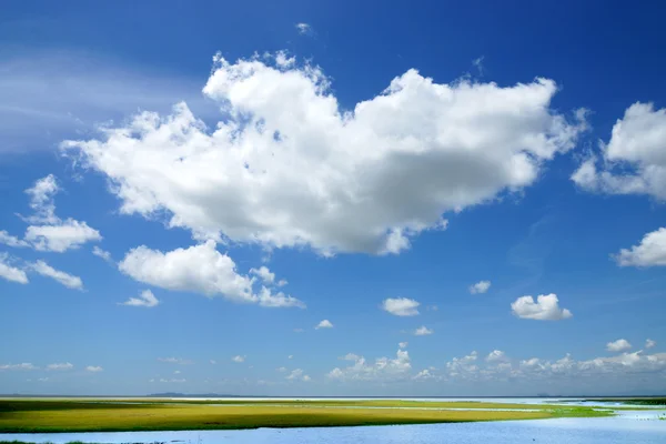 Cielo azul con nube — Foto de Stock