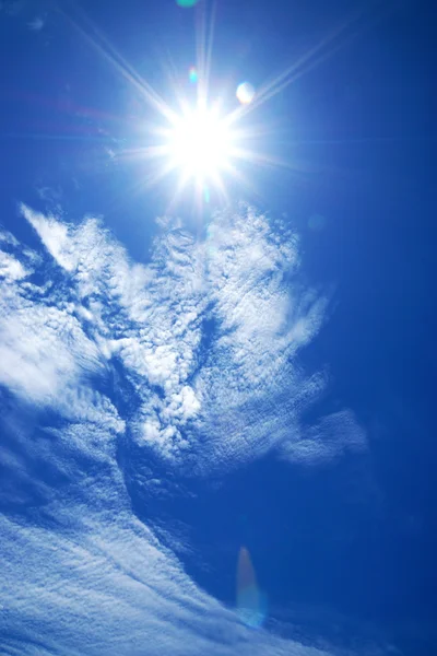 Blauer Himmel mit Wolken und Sonne. — Stockfoto