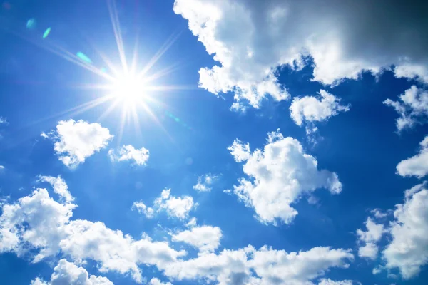 Голубое небо с облаком и солнцем . — стоковое фото