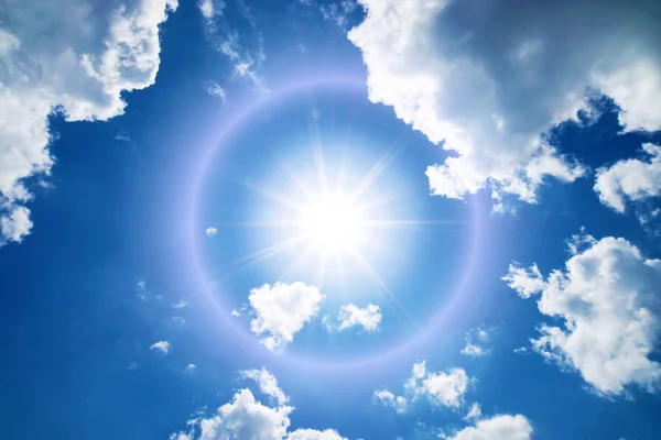 Cielo blu con nuvola e sole . — Foto Stock