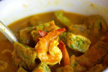 karides ve sebze omlet turuncu köri