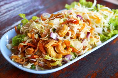 derin kızarmış balık ve limon Herb salata. Tayland gıda.