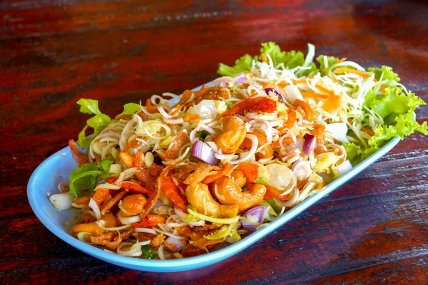 Örtsallad med djupa stekt fisk och citrongräs. thailändsk mat. — Stockfoto