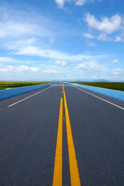 Blå himmel med kunde, Tom väg och trafik raderna. — Stockfoto