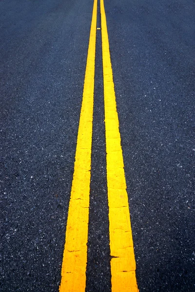 Lege weg en het verkeer lijnen. — Stockfoto