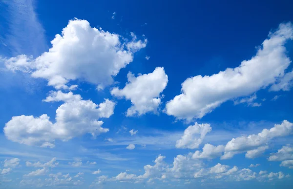 Wolken in de blauwe lucht — Stockfoto