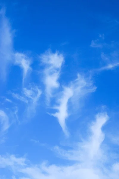 Mraky na modré obloze. (cirrus mrak) — Stock fotografie