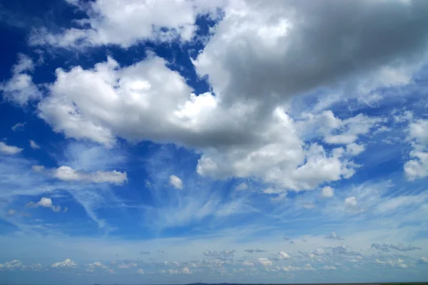 Wolken am blauen Himmel — Stockfoto