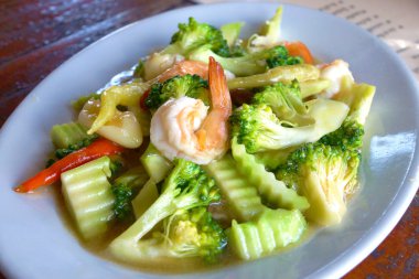 Brokoli ile kızarmış karides.