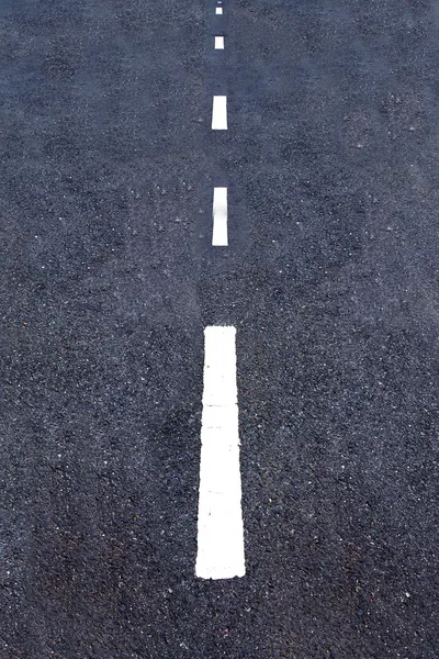 Estrada vazia e linhas de trânsito . — Fotografia de Stock