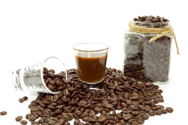 Chicchi di caffè torrefatto e espresso. — Foto Stock