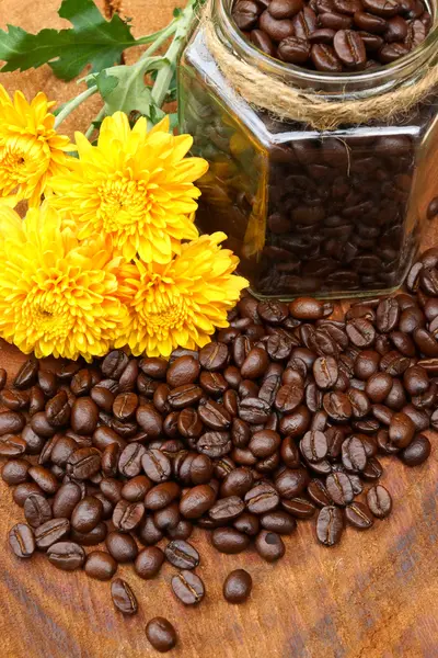 Kacang kopi panggang di atas kayu. (Arabica kopi ) — Stok Foto