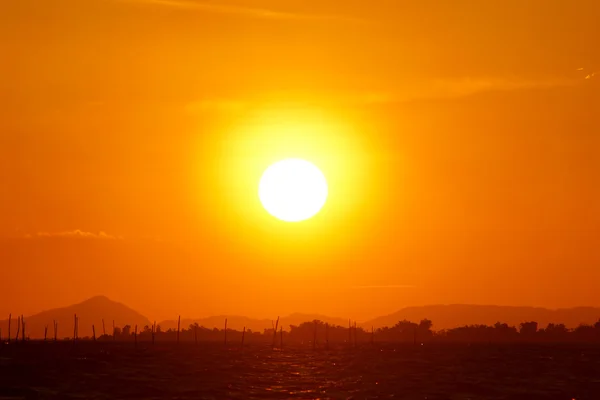 Die Schönheit des Sonnenuntergangs über dem See. — Stockfoto