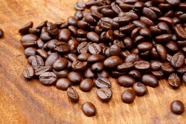 Roasted coffee beans on wood. (Arabica coffee) — Stock Photo, Image