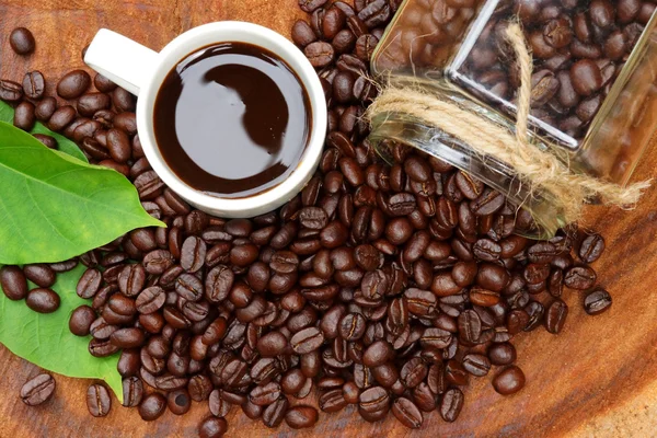 Biji kopi panggang pada kayu dan kopi hitam . — Stok Foto