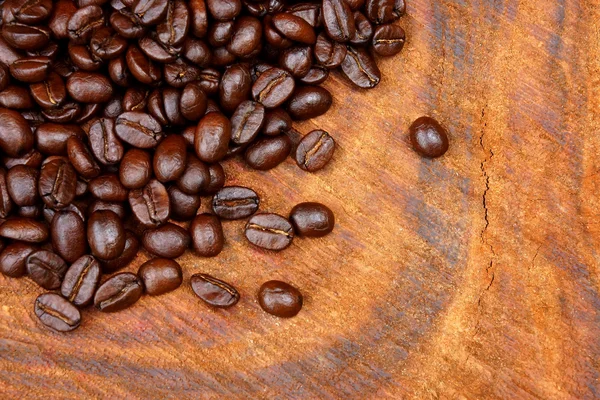 Roasted coffee beans on wood. (Arabica coffee) — Stock Photo, Image