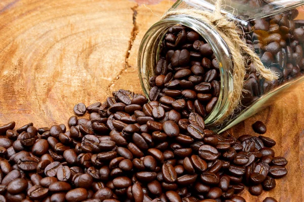 Gebrande koffiebonen op hout. (arabica koffie) — Stockfoto