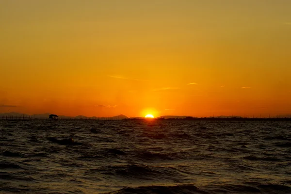 Krása na západ slunce nad jezerem. — Stock fotografie