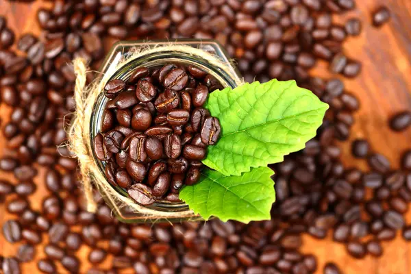 Жареные кофейные зерна на дереве. (Arabica coffee ) — стоковое фото