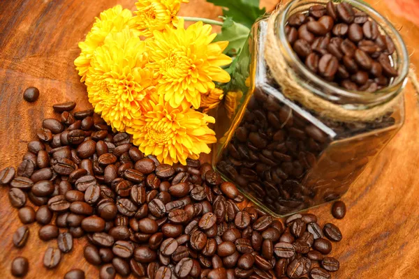Roasted coffee beans on wood. (Arabica coffee) — Stock Photo, Image