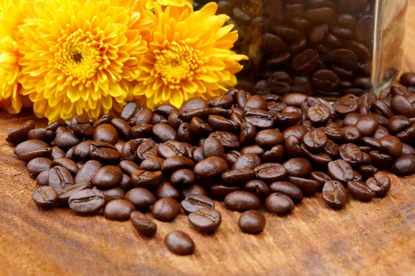 Roasted coffee beans on wood. (Arabica coffee) — Stock Photo, Image