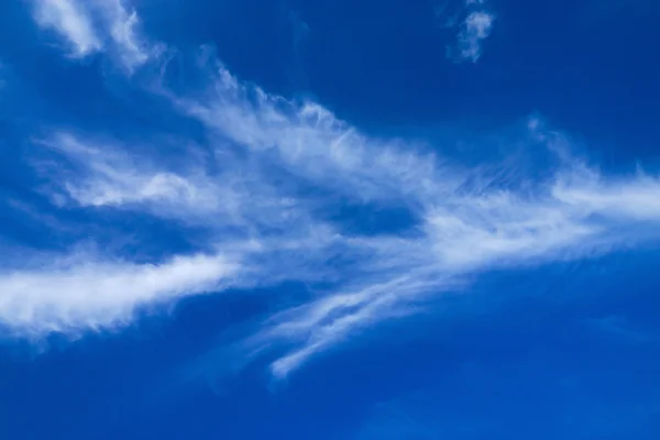 蓝色的天空中的云彩。(卷云) — 图库照片