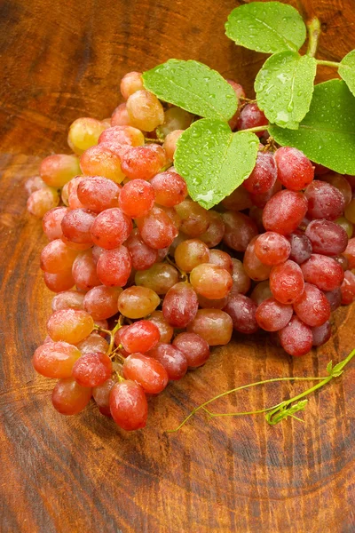 Raisins rouges frais sur bois brun . — Photo