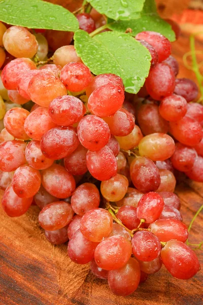 Rode druiven op bruin hout. — Stockfoto