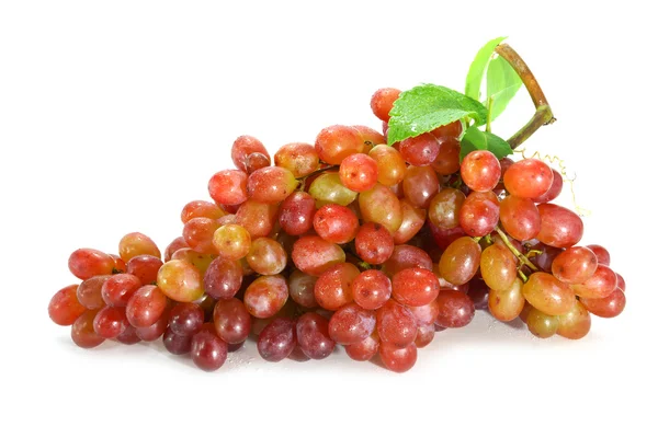 Rote Trauben isoliert auf weißem Hintergrund. — Stockfoto