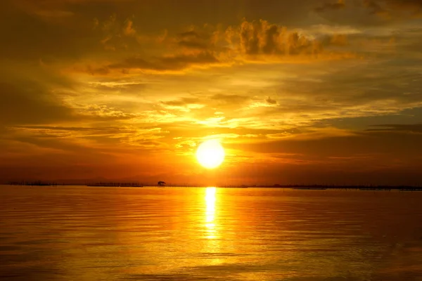 Zonsondergang in de schemering. mooie wolken gouden hemel. — Stockfoto