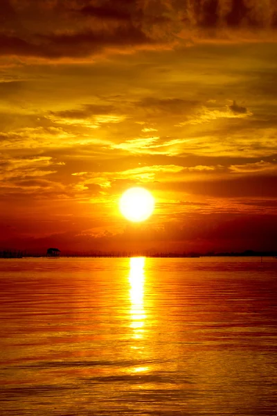 Sonnenuntergang in der Dämmerung. schöne Wolken goldener Himmel. — Stockfoto