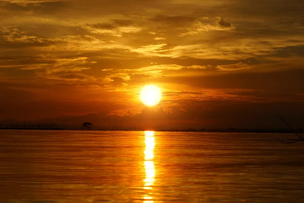 Puesta de sol en el crepúsculo. Hermosas nubes cielo dorado . — Foto de Stock