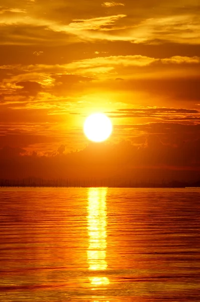 O pôr-do-sol no crepúsculo. Lindas nuvens céu dourado . — Fotografia de Stock