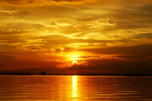 Sonnenuntergang in der Dämmerung. schöne Wolken goldener Himmel. — Stockfoto