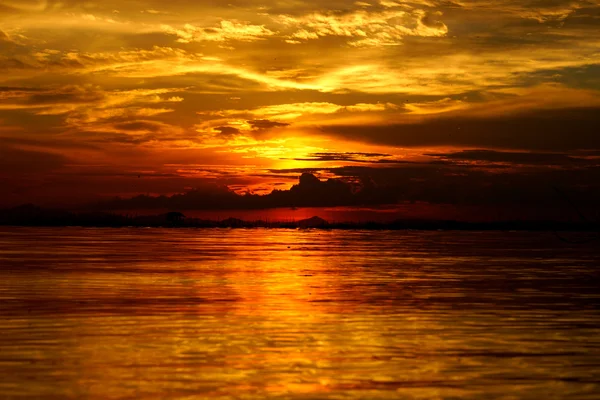 Ηλιοβασίλεμα στο Λυκόφως. χρυσό και όμορφο σύννεφα ουρανό. — Φωτογραφία Αρχείου