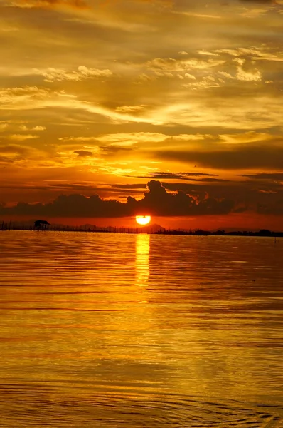 O pôr-do-sol no crepúsculo. Lindas nuvens céu dourado . — Fotografia de Stock