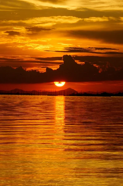 Puesta de sol en el crepúsculo. Hermosas nubes cielo dorado . — Foto de Stock