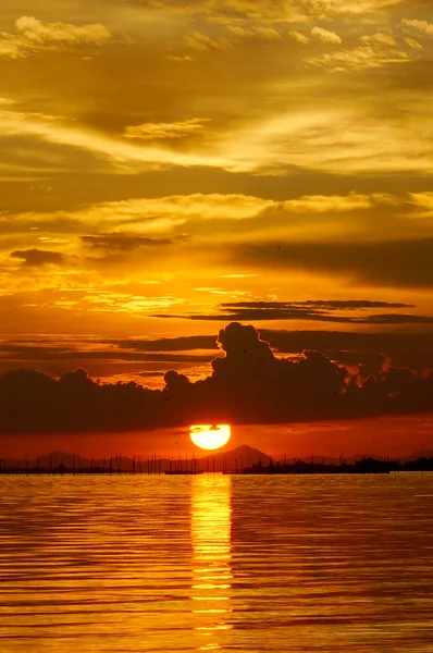 たそがれ時夕暮れ。ゴールデン美しい雲空. — ストック写真