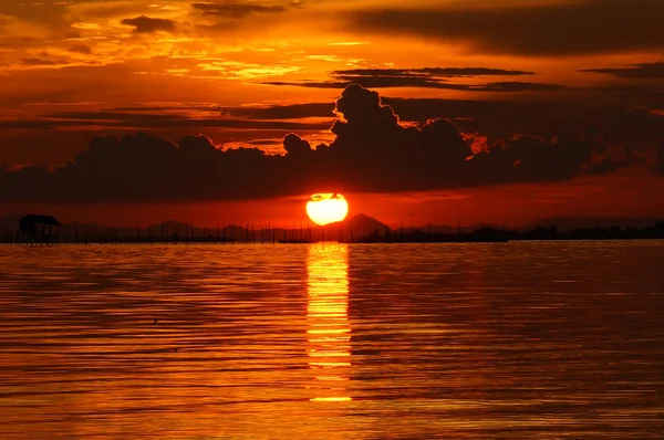 Puesta de sol en el crepúsculo. Hermosas nubes cielo dorado . — Foto de Stock