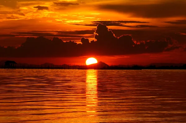 Zachód słońca w mroku. Piękny złoty chmury niebo. — Zdjęcie stockowe