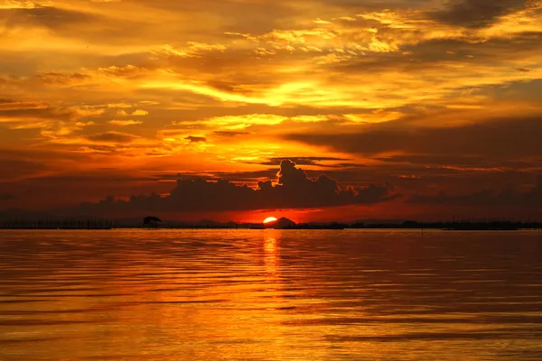 Puesta de sol en el crepúsculo. Hermosas nubes cielo dorado . —  Fotos de Stock