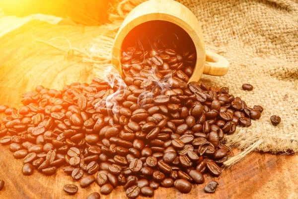 Granos de café tostados sobre madera. (café Arábica ) — Foto de Stock