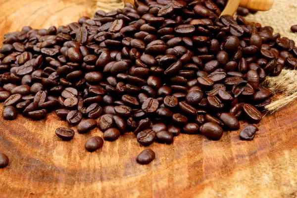 Roasted coffee beans on wood. (Arabica coffee) — Stock Photo, Image