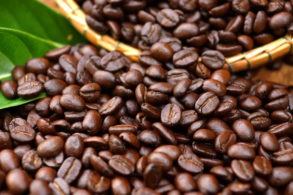 Pražená kávová zrna. (káva arabica) — Stock fotografie