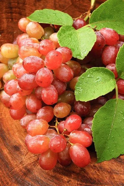 Raisins rouges frais sur bois brun . — Photo