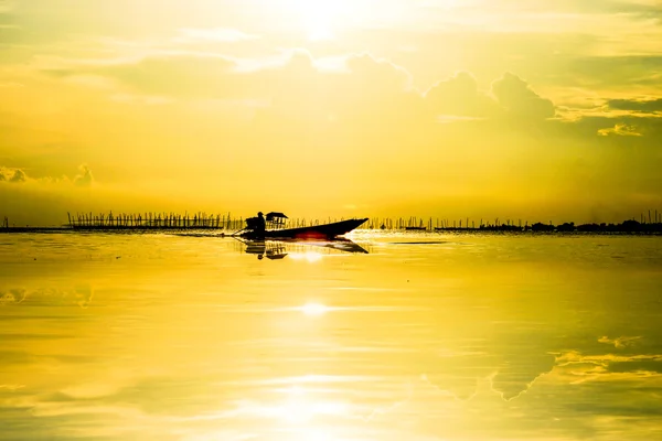 Céu do por do sol sobre o lago, Tailândia . — Fotografia de Stock