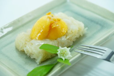 Tay tatlı, yapışkan pirinç ve ekmek çiçek ile mango.