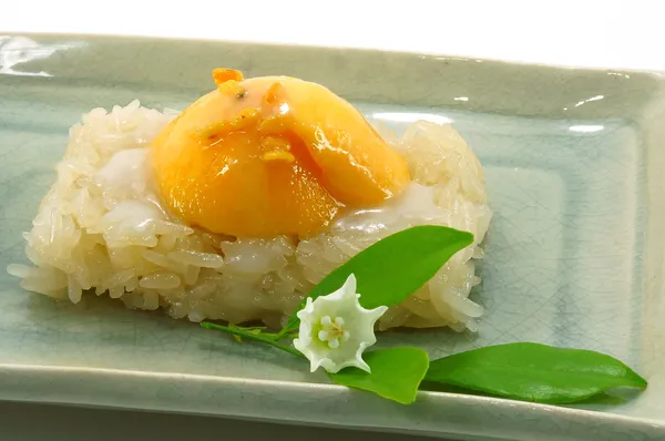 Thai-Dessert, Mango mit klebrigem Reis und Brotblume. — Stockfoto