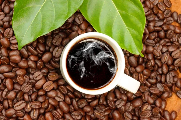 Káva a kávové zrno na pozadí — Stock fotografie