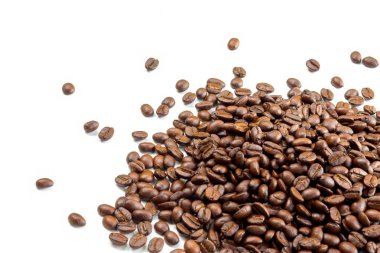 beyaz zemin üzerine kahve çekirdeği.